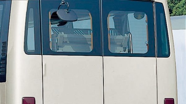 مصابيح العجلات والنوافذ الخلفية لسيارة نيسان سيڤيليان